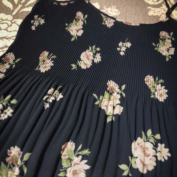 SOLD***Abercrombie & Fitch navy floral ribbed tank - Picture 4 of 10